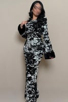 فستان سهرة أسود وفضي بنقشة لامعة وأكمام فرو