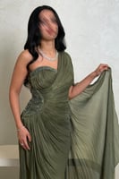 فستان زيتي غامق بكتف واحد وشيفون فاخر