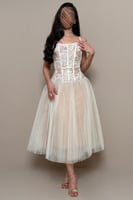 فستان دانتيل بيج بتفاصيل ناعم