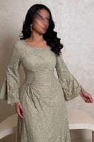 فستان دانتيل تفاحي بتفاصيل كريستال فاخرة