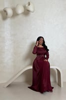 فستان عنابي بكم طويل مزين بالكريستالات