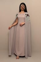 فستان ترابي بتطريز ورود عنابي وتفاصيل خرز فاخرة