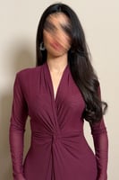 فستان بنفسجي لامع بتصميم ضيّق وأكمام طويلة