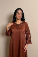 جلابية طوبي بأكمام مطرزة أنيقة