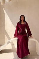 فستان خمري بتطريز ناعم وأكمام منسدلة بتفاصيل ريش