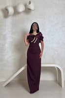 فستان خمري أنيق بتفاصيل ذهبية وتصميم أوف شولدر