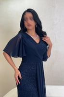 فستان سهرة كحلي براق بقصّة ملفوفة وأكمام شيفون