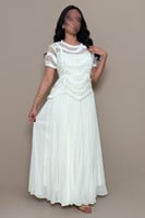 فستان أبيض مطرز بتفاصيل أنثوية ناعمة من مليحة