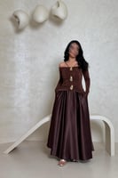 فستان بني بتصميم جذاب وتفاصيل معدنية فاخرة