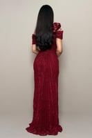 فستان سهرة دانتيل احمر بكسرات جانبية وورود بارزة