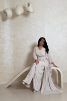 فستان بيج فاتح راقي بأكمام كسرات وتطريز كتف