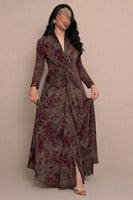 فستان بني بنقشة زهور وقصة لف أنثوية