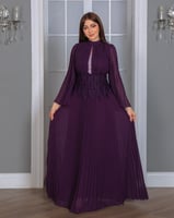 فستان بنفسجي مطرز بتصميم ملكي وأكمام واسعة