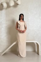 فستان بيج مطرّز بتصميم أنيق وكتف مرفرف