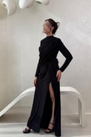 فستان سهرة اسود بكم طويل وتصميم انيق مع فتحة ظهر