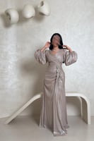 فستان رملي لامع بتطريز جانبي وأكمام منفوخة