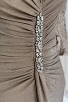 فستان سهرة ذهبي بقصة ضيقة وأكمام لامعة