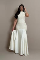 فستان سكري بتصميم أنثوي لامع وانسيابي