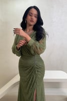 فستان دانتيل زيتي بتفاصيل كريستال وقصّة ملفوفة راق...