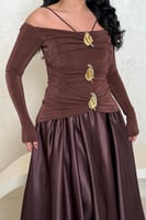 فستان بني بتصميم جذاب وتفاصيل معدنية فاخرة