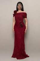 فستان سهرة دانتيل احمر بكسرات جانبية وورود بارزة