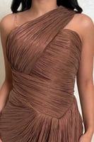 فستان بني بتصميم كسرات وقصة كت فاخرة