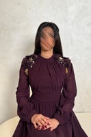 فستان بنفسجي طويل بتطريز ورود على الأكتاف