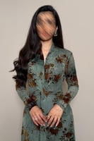 فستان زيتي غامق بنقشة زهرية مع لفّة جانبية