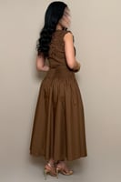 فستان أنثوي بتصميم راق يجمع بين النعومة والفخامة