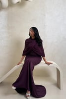 فستان بنفسجي غامق بتفاصيل خرز وتصميم راق
