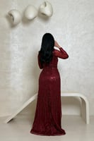 فستان سهرة عنابي مطرز بأكمام طويلة وتصميم راق