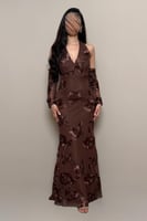 فستان بني بتطريزات بارزة وقصة أنثوي