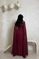 فستان سهرة عنابي مطرز بالخرز مع أكمام شيفون واسعة