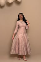 فستان نود أنيق بتفاصيل لامعة