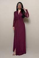 فستان بنفسجي لامع بتصميم ضيّق وأكمام طويلة