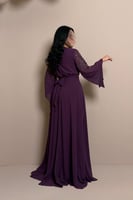 فستان بنفسجي طويل بتصميم لف وأكمام واسعة