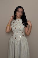 فستان رمادي بتفاصيل لامعة من مليحة