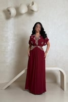 فستان سهرة عنابي مطرز بتفاصيل فضية لامعة