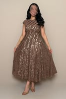 فستان بني أنيق بتصميم أنثوي ناعم