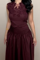 فستان أنثوي بتصميم راق يجمع بين النعومة والفخامة