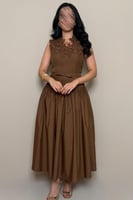 فستان أنثوي بتصميم راق يجمع بين النعومة والفخامة