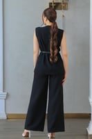 طقم أنيق مطرز بزهور بيضاء مع حزام جلد