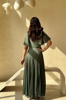 فستان زيتي بأكمام كشكش وتطريز ناعم عند الياقة