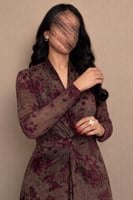 فستان بني بنقشة زهور وقصة لف أنثوية