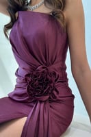 فستان عنابي بقصة كت ووردة جانبية وفتحة ناعمة