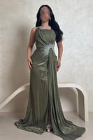 فستان زيتي لامع بتفصيلة كريستالية فاخرة