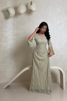 فستان دانتيل تفاحي بتفاصيل كريستال فاخرة