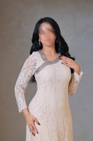 فستان أوف وايت دانتيل بكسرات ناعمة