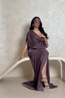 فستان موف مطوي بتصميم انسيابي وربطة خصر أنيقة