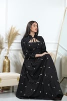 فستان كريب مطرز بخيوط ناعمة وفتحة رقبة أنيقة